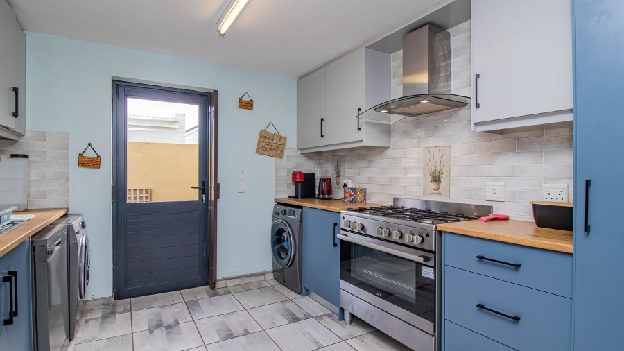 4 Bedroom Property for Sale in Sandbaai Western Cape